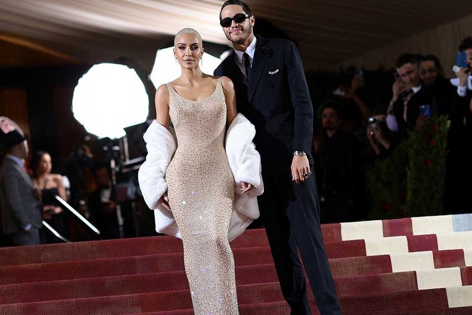 Kim Kardashian pidió prestado el vestido que está valuando en casi 5 millones de dólares. Foto: AFP.