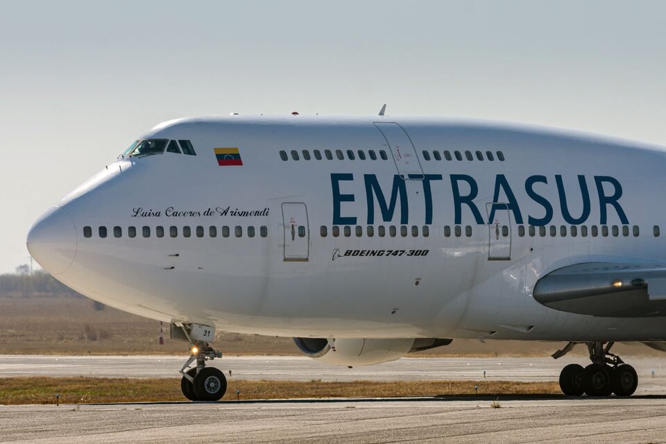 El avión Jumbo de la empresa Emtrasur continúa varado en el aeropuerto de Ezeiza. (Fuente: AFP)