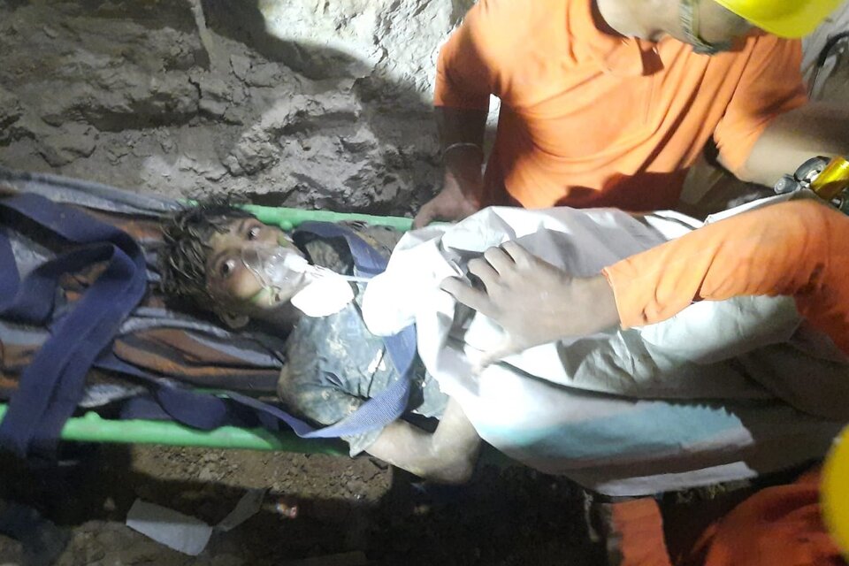 Rahul Sahu, de 10 años, cayó en un pozo el viernes mientras jugaba alrededor de su casa. Fue rescatado esta madrugada. Imagen: Twitter del Gobierno de Chattisgarh @ChhattisgarhCMO