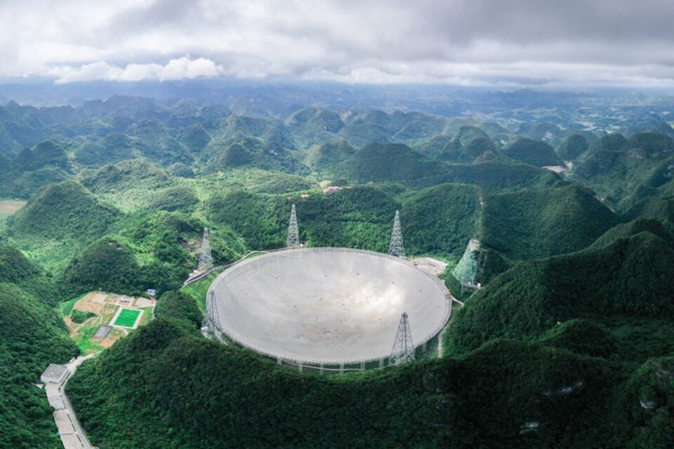 El telescopio esférico de apertura "FAST" (por sus siglas en inglés), conocido popularmente como "Sky Eye", en China. (AP)