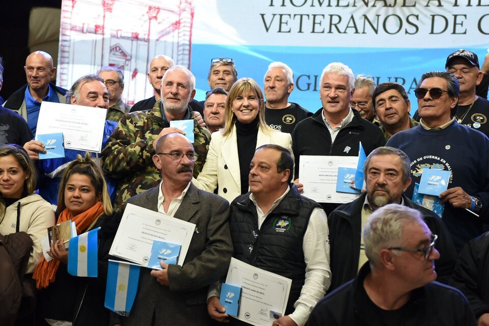 La vicegobernadora Rodenas junto integrantes de la Fedeación de Veteranos de Guerra de Malvinas de Santa Fe.