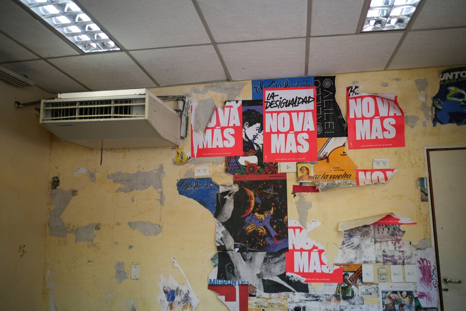 Una pared que clama igualdad en la escuela Ramón Carrillo, de la villa 31. (Fuente: Jose Nico)