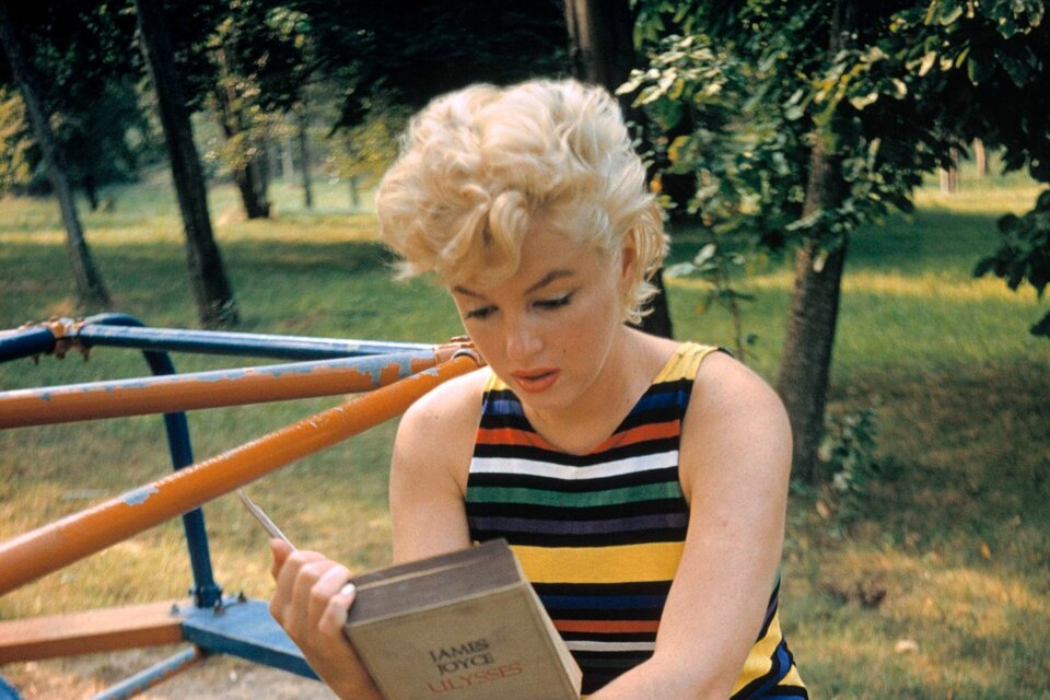 Marilyn Monroe leyendo a James Joyce.