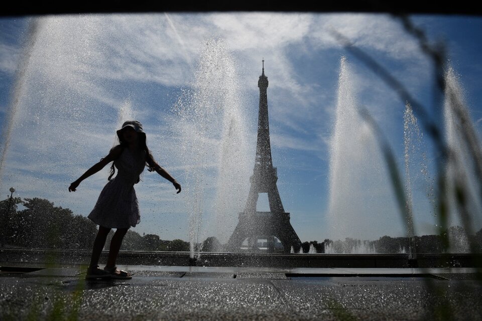 Los días agobiantes por las altas temperaturas ya son un hecho en París. (Fuente: AFP)