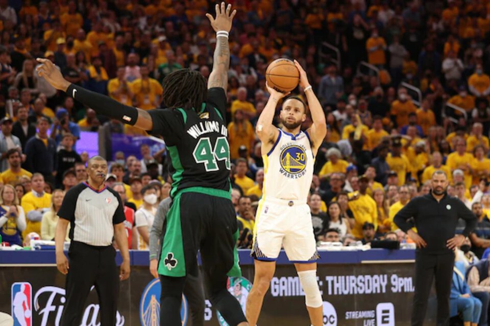 Robert Williams intentando tapar el tiro de Stephen Curry en el quinto juego de la final de la NBA.  (Fuente: Getty Images)