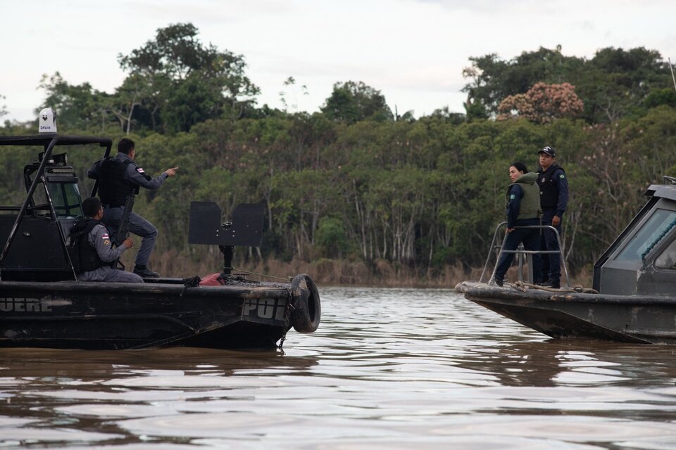 Agentes del equipo de búsqueda se dirigen al lugar donde fueron encontrados los cuerpos. (Fuente: AFP)