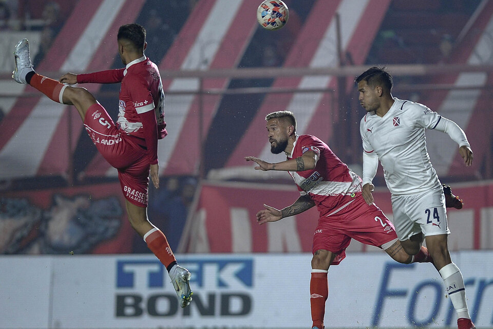 Vera, autor del segundo gol del Bicho, y Torrén cubren a Barreto (Fuente: Fotobaires)