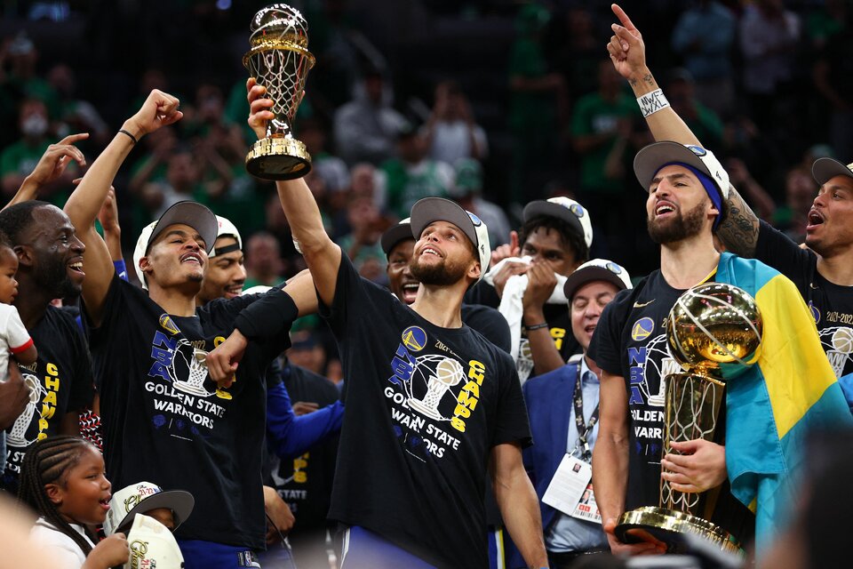 Curry, elegido MVP, levanta el trofeo para que los Warriors celebren su séptimo anillo de la NBA (Fuente: AFP)