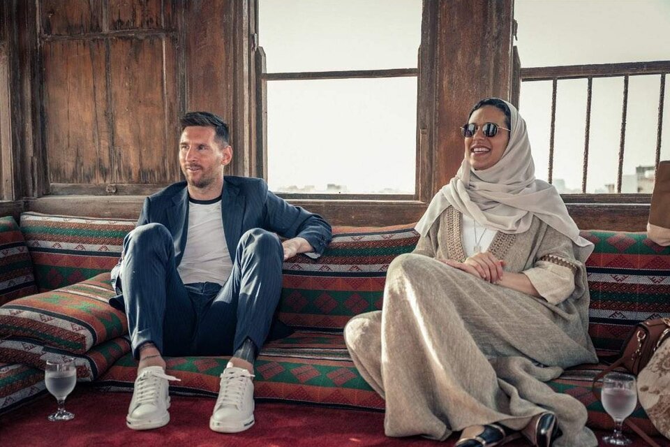 Messi en Arabia Saudita junto a la princesa Haifa Mohammed Al- Saud (Fuente: Twitter)