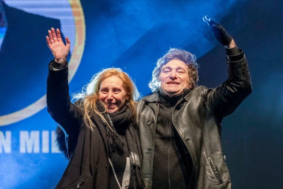 Javier Milei and his sister Karina during the act they performed in Gerli.