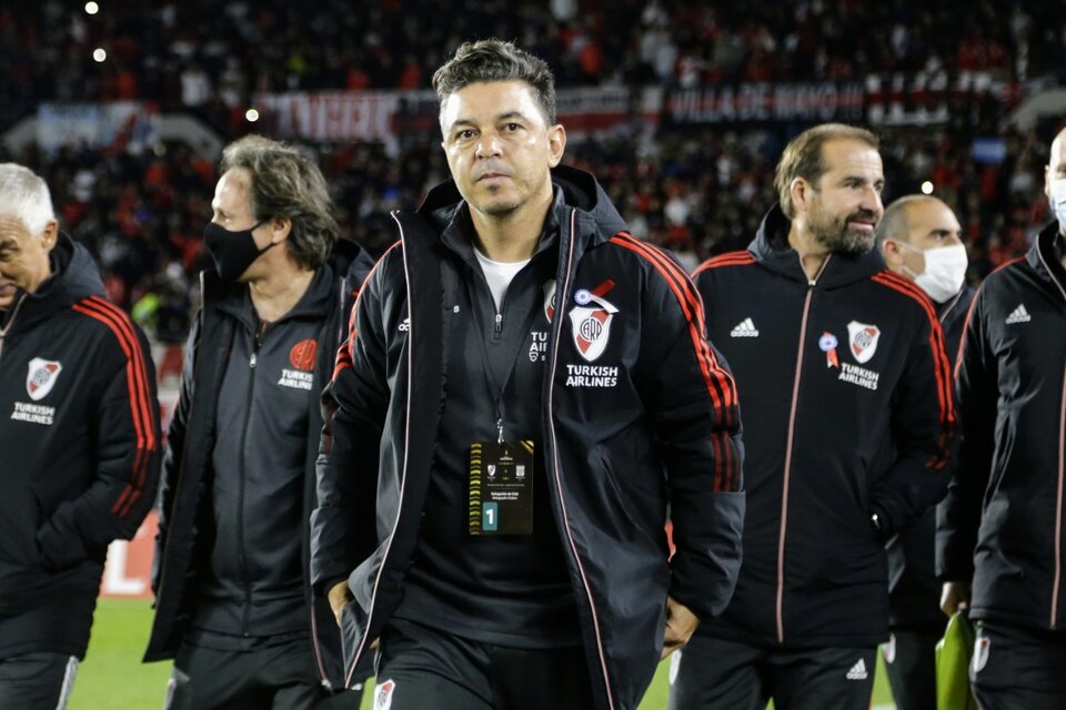 Marcelo Gallardo, junto con el cuerpo técnico de River Plate (Fuente: Fotobaires)