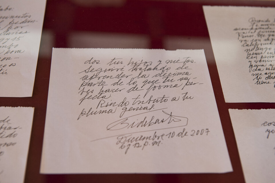 Carta enviada por el difunto líder cubano Fidel Castro al escritor colombiano Gabriel García Márquez. (CLAUDIO CRUZ / AFP)