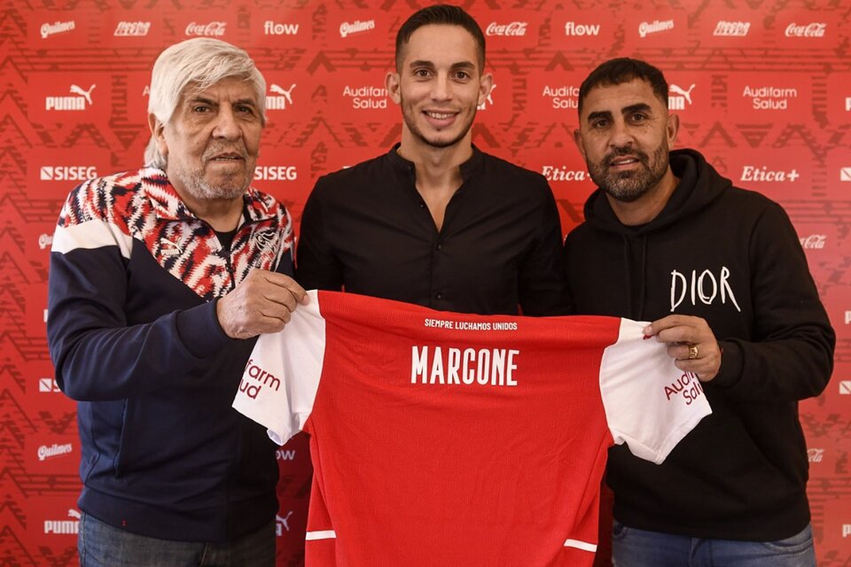 Marcone firmó el contrato con el presidente Moyano y el manager Montenegro (Fuente: Prensa Independiente)