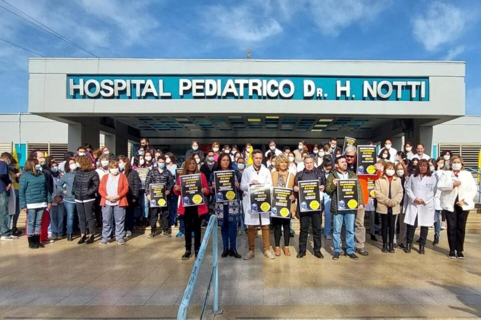 Reclamo de anestesistas frente al Hospital Pediátrico Humberto Notti, donde ya se suspendieron 500 cirugías por el reclamo. Imagen: Asociación Mendocina de Profesionales de la Salud