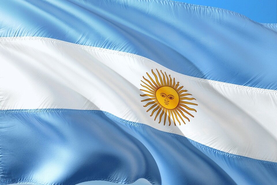La primera bandera flameó en las barrancas de Rosario, Santa Fe, creada por Manuel Belgrano. (Foto: Pixabay)