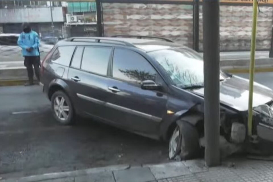 Un conductor chocó contra un poste en la avenida San Martín y Pedrón Morán, en Agronomía. Imagen: Captura de TV.