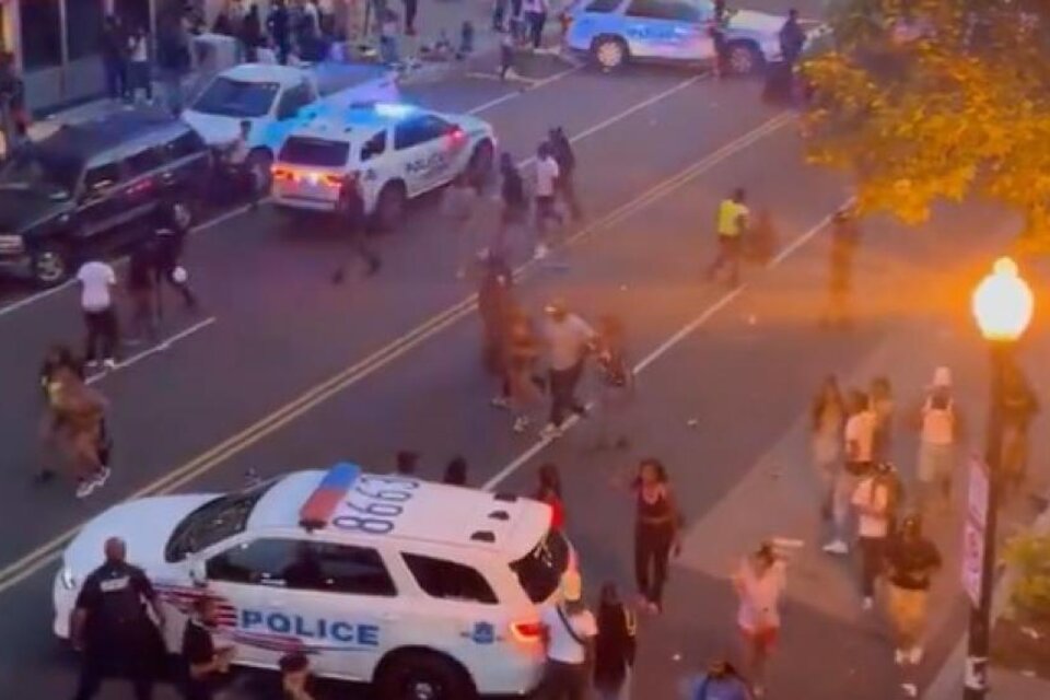 Un adolescente murió y tres personas resultaron heridas, en un tiroteo tras un concierto en Washington. Imagen: Captura TV Twitter