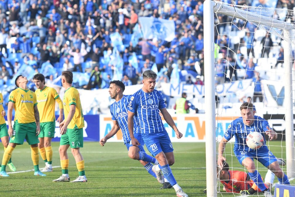 El festejo de uno de los goles del local (Fuente: Télam)