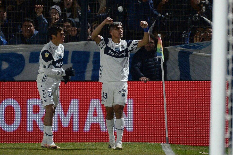 Ramírez festeja su gol, el primero de la noche (Fuente: Fotobaires)
