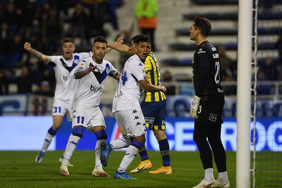 1) Vélez celebra, Servio se amarga. 2) Benítez reclamó un gol de tiro libre. TELAM (Fuente: NA)