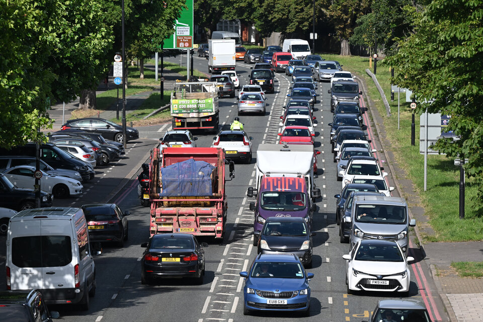Tránsito vehicular cargado en Reino Unido por el paro de trenes. Imagen: AFP.