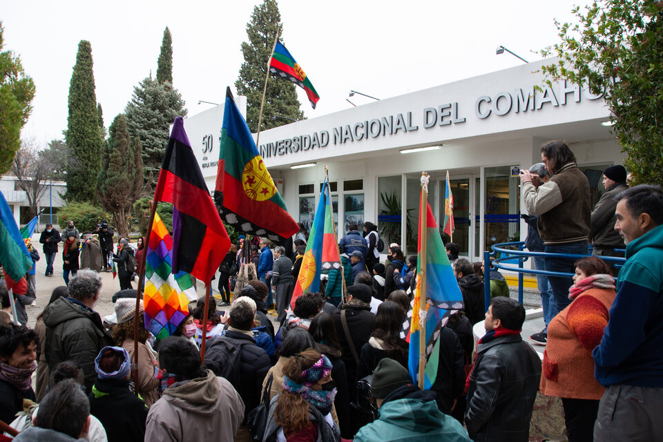 La bandera mapuche en la Universidad Nacional del Comahue (Fuente: Télam)
