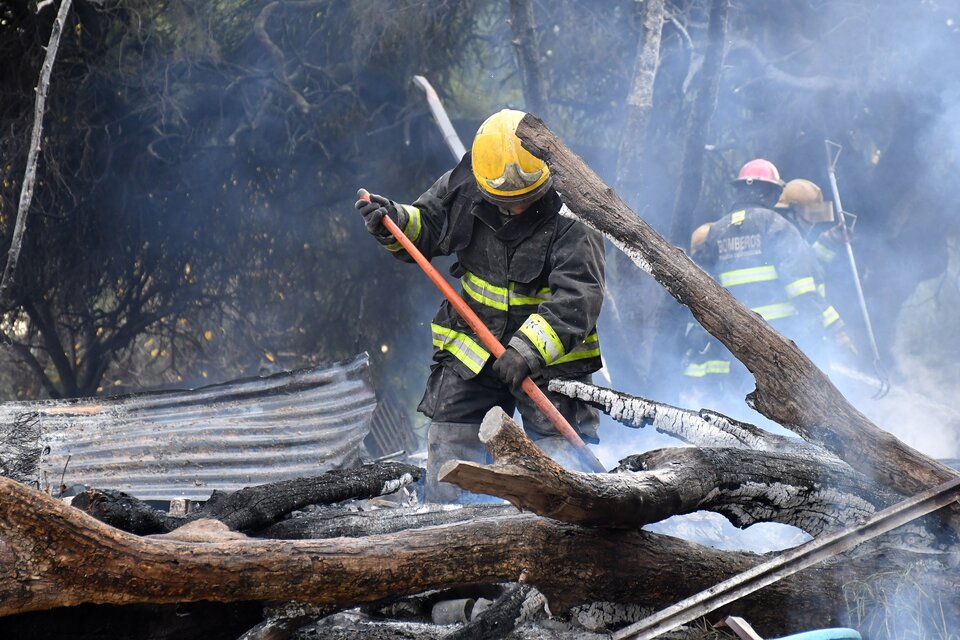 El trágico incendio ocurrió en el asentamiento cordobés de Villa La Tabla. (Foto: Télam)