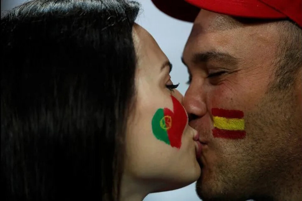 Una simpatizante de Portugal se besa con un español en Rusia 2018. (Fuente: AFP)