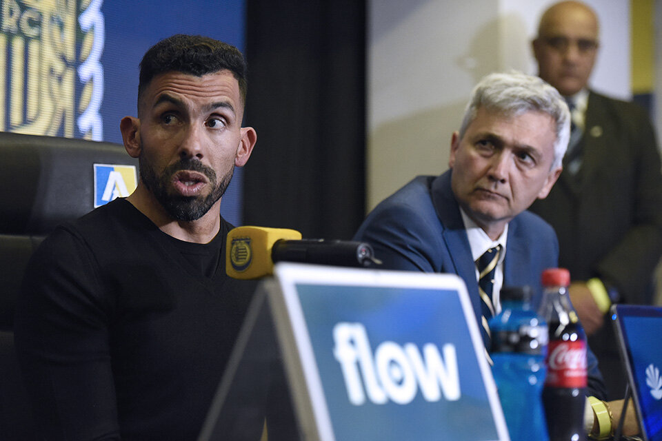 Tevez junto a Carloni en la conferencia de prensa en el estadio. (Fuente: Andres Macera)