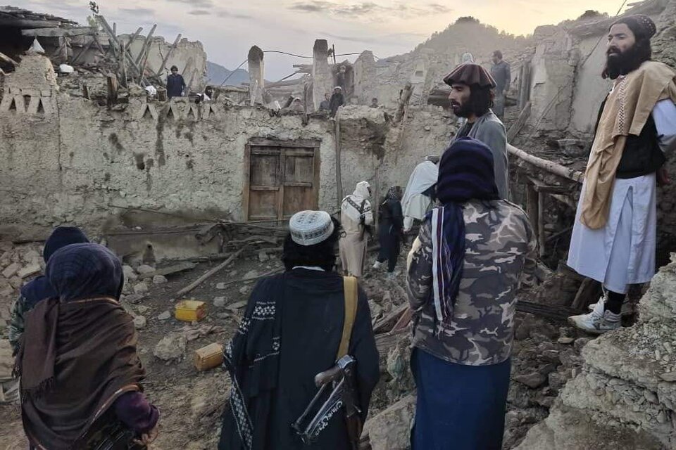 Un terremoto de gran magnitud generó destrozos en viviendas del sureste de Afganistán. Imagen: redes sociales.