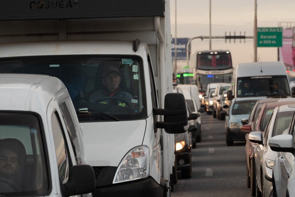 Autopista Buenos Aires-La Plata: tras un corte de más de dos horas, comienza a liberarse el tránsito  (Fuente: Télam)
