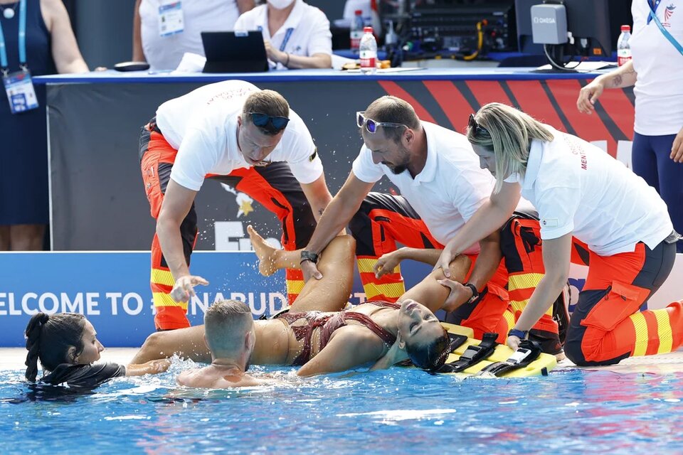 Anita Álvarez se desmayó al final de su performance y su entrenadora, Andrea Fuente, la rescató. (Fuente: AFP)