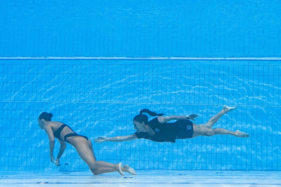 Una nadadora se desvaneció en plena rutina y su entrenadora se arrojó para salvarla (Fuente: AFP)