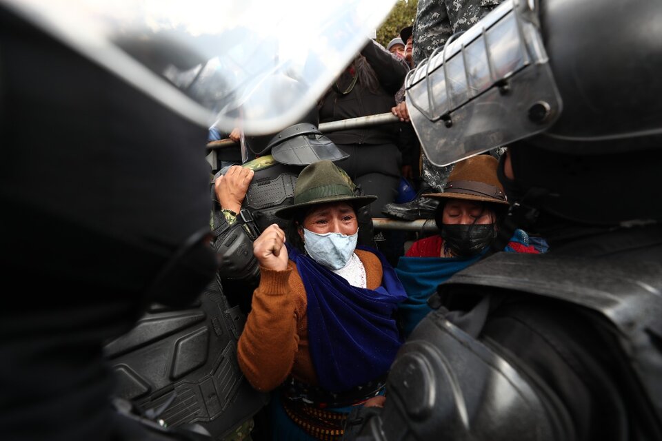 Policías cierran el paso a indígenas que intntan acercarse a la Asamblea. (Fuente: EFE)