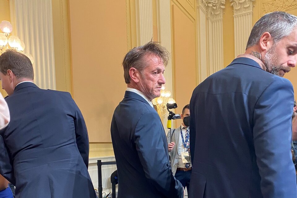 El actor se situó junto a algunos de los agentes de la Policía Metropolitana de Washington D.C. y la del Capitolio que defendieron la sede del Congreso en enero del año pasado. (Foto: Twitter/Ben Siegel).