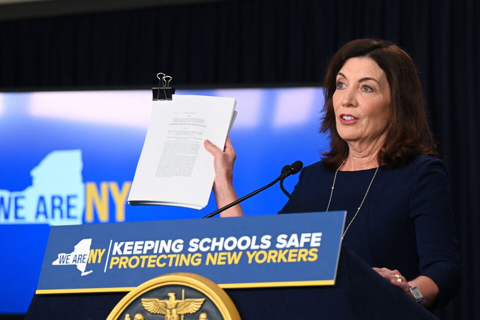 Kathy Hochul, gobernadora de Nueva York, presentando la nueva ley (Foto: AFP).