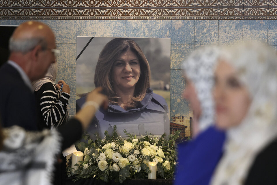 El retrato de Shireen Abu Akleh exhibido durante la misa de su velorio en una iglesia de Jerusalén. (Fuente: AFP)