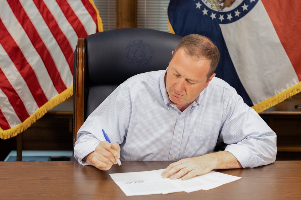 El fiscal general de Missouri, Eric Schmitt, firmando el documento que prohibe los abortos en ese estado. (Imagen: @AGEricSchmitt).