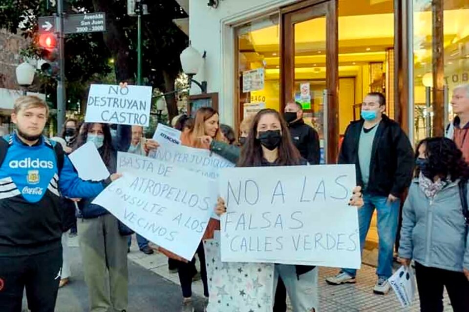 Los miércoles, el colectivo barrial "No destruyan Castro" protesta con semaforazos.