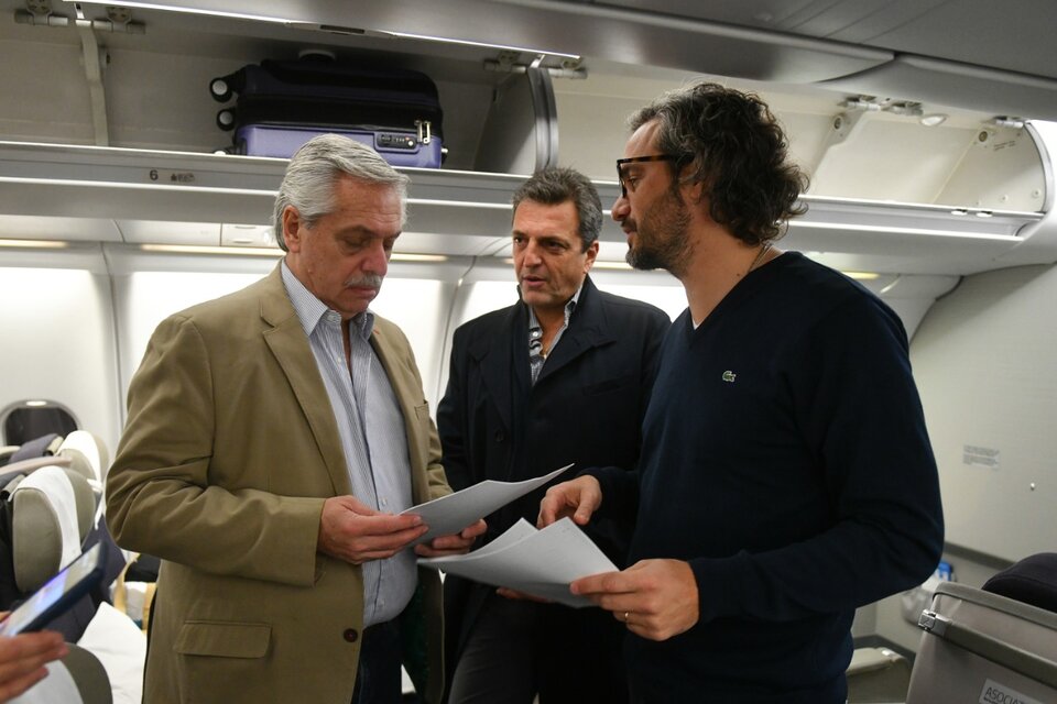 Alberto Fernández junto a Sergio Massa y Santiago Cafiero, minutos antes de despegar hacia Alemania. (Fuente: Presidencia)