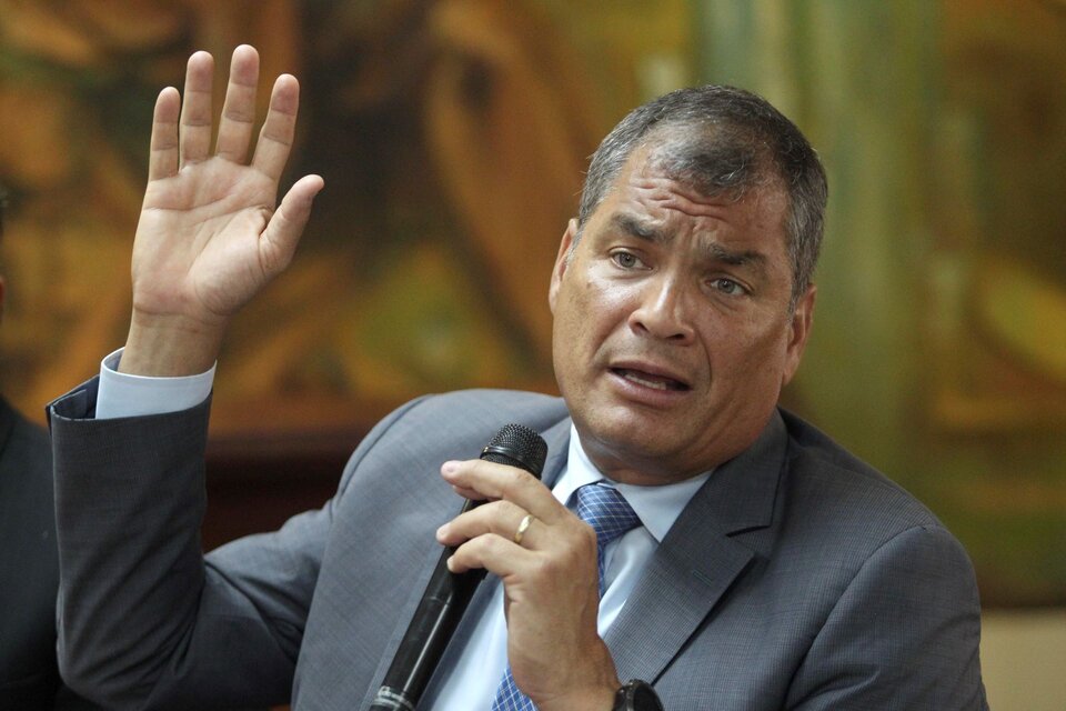 El expresidente de Ecuador, Rafel Correa, apuntó: "La deshonestidad, cobardía y doble discurso de Lasso están destruyendo al Ecuador". (Foto: NA)