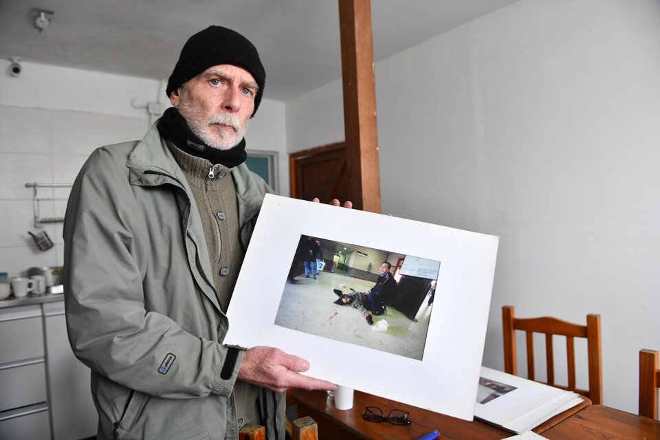 Kowalewski muestra una de las imágenes que tomó aquel 26 de junio de 2002. (Fuente: Enrique García Medina)