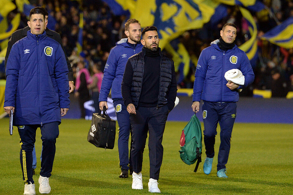 Tevez camino a sentarse por primera vez el banco canaya. (Fuente: Sebastián Granata)