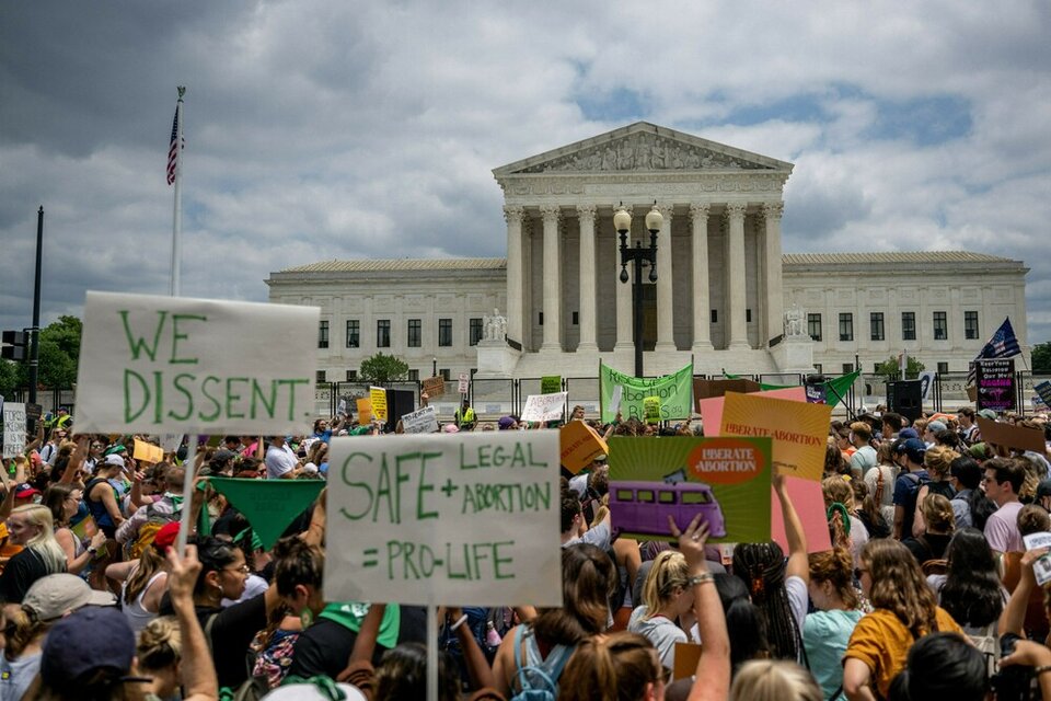Miles de personas se congregaron frente a la Corte Suprema de Estados Unidos contra el fallo que revoca la protección del derecho al aborto. (Fuente: AFP)