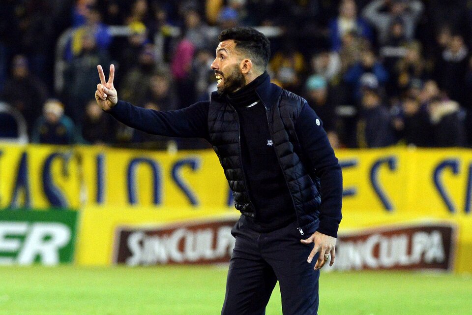 Carlitos debutó con un traspié como entrenador en el Gigante de Arroyito (Foto Télam).