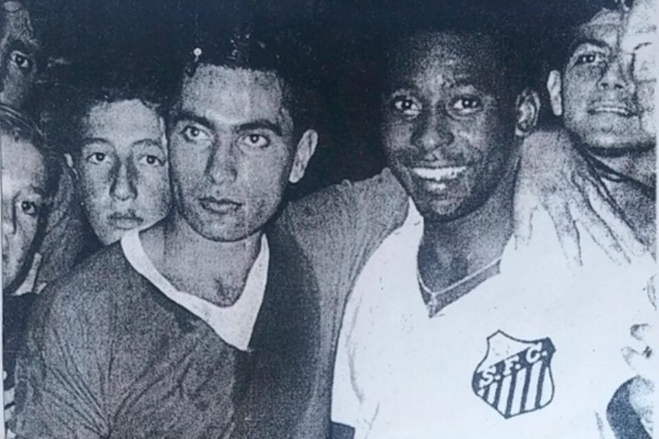 Kairuz junto a Pelé, la noche que anuló a O Rei jugando para una Selección de Tucumán