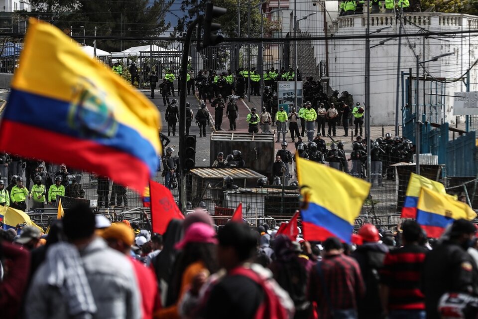 Manifestantes rodean el edificio de la Asamblea mientras esperan el juicio político a Lasso. (Fuente: EFE)