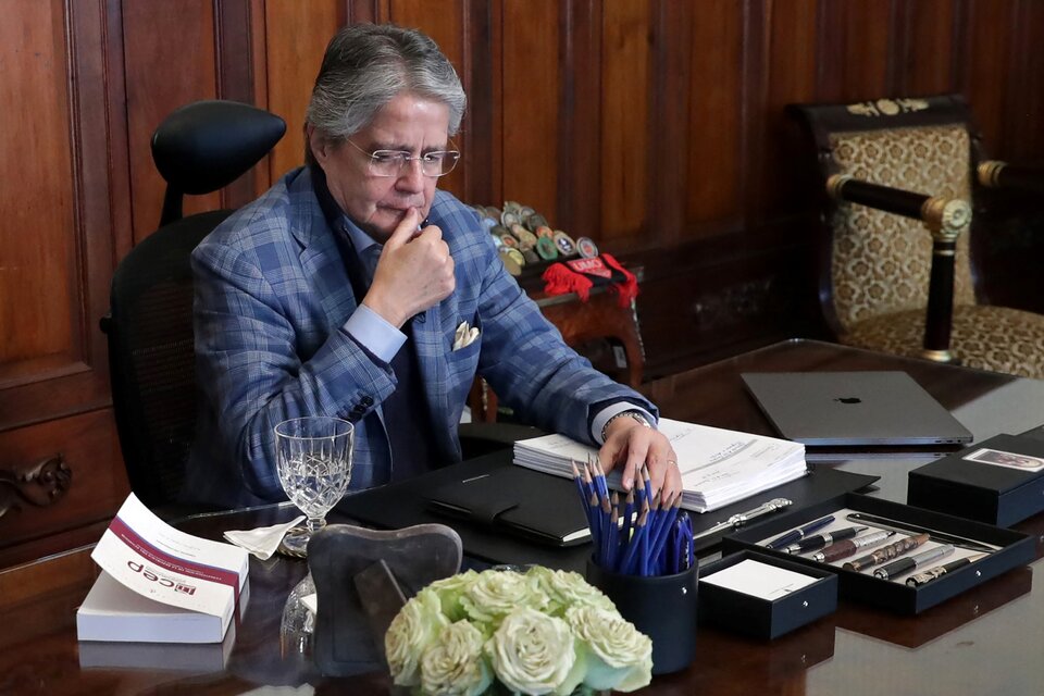 El presidente de Ecuador, Guillermo Lasso, en su despacho. Imagen: AFP