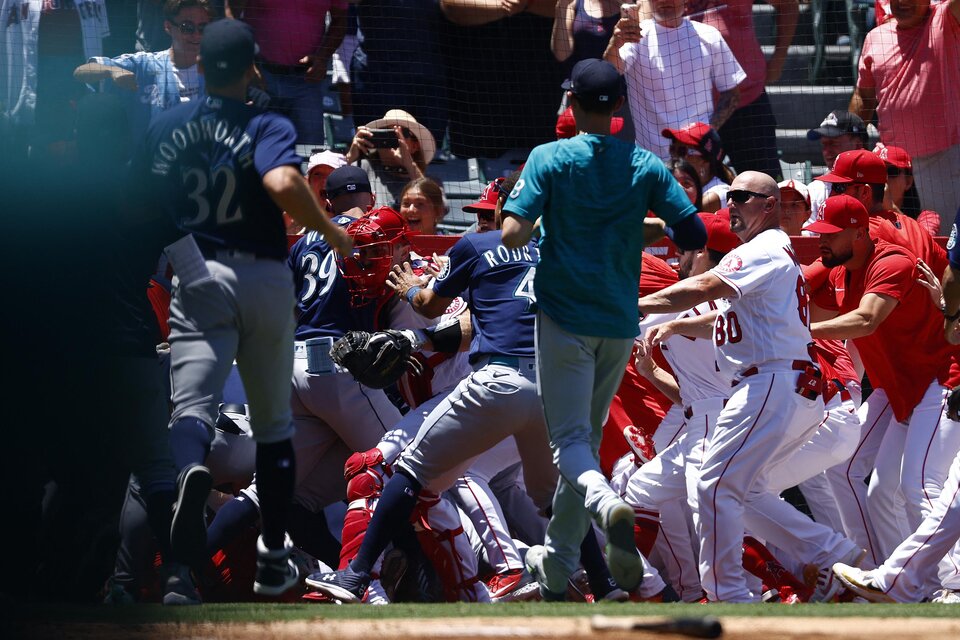 Jugadores de los Angeles Angels y los Seattle Mariners se enfrentaron en una batalla campal. (Fuente: AFP)
