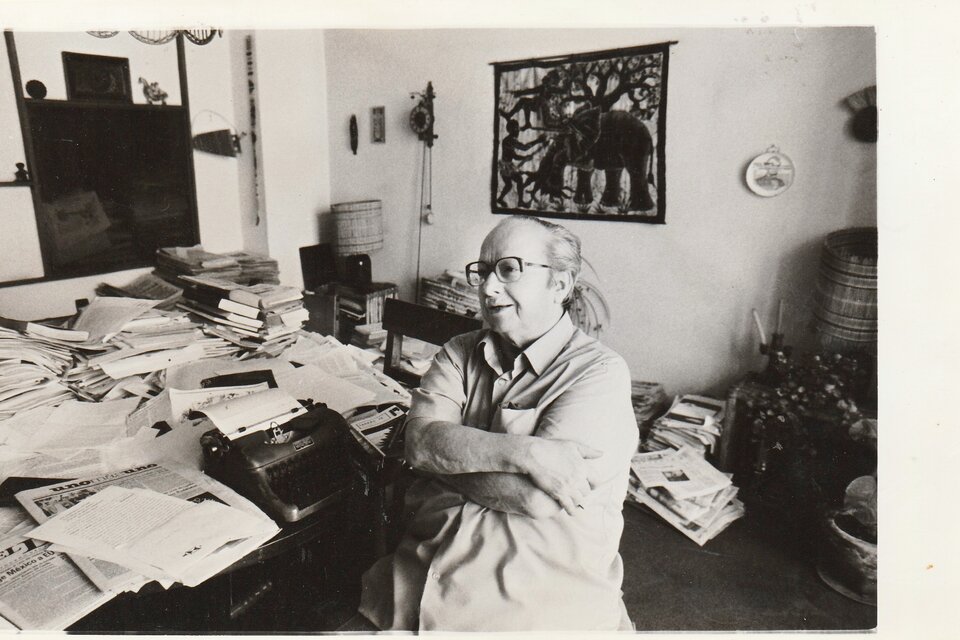 Gregorio Selser en su mesa de trabajo de su casa de México, 1990